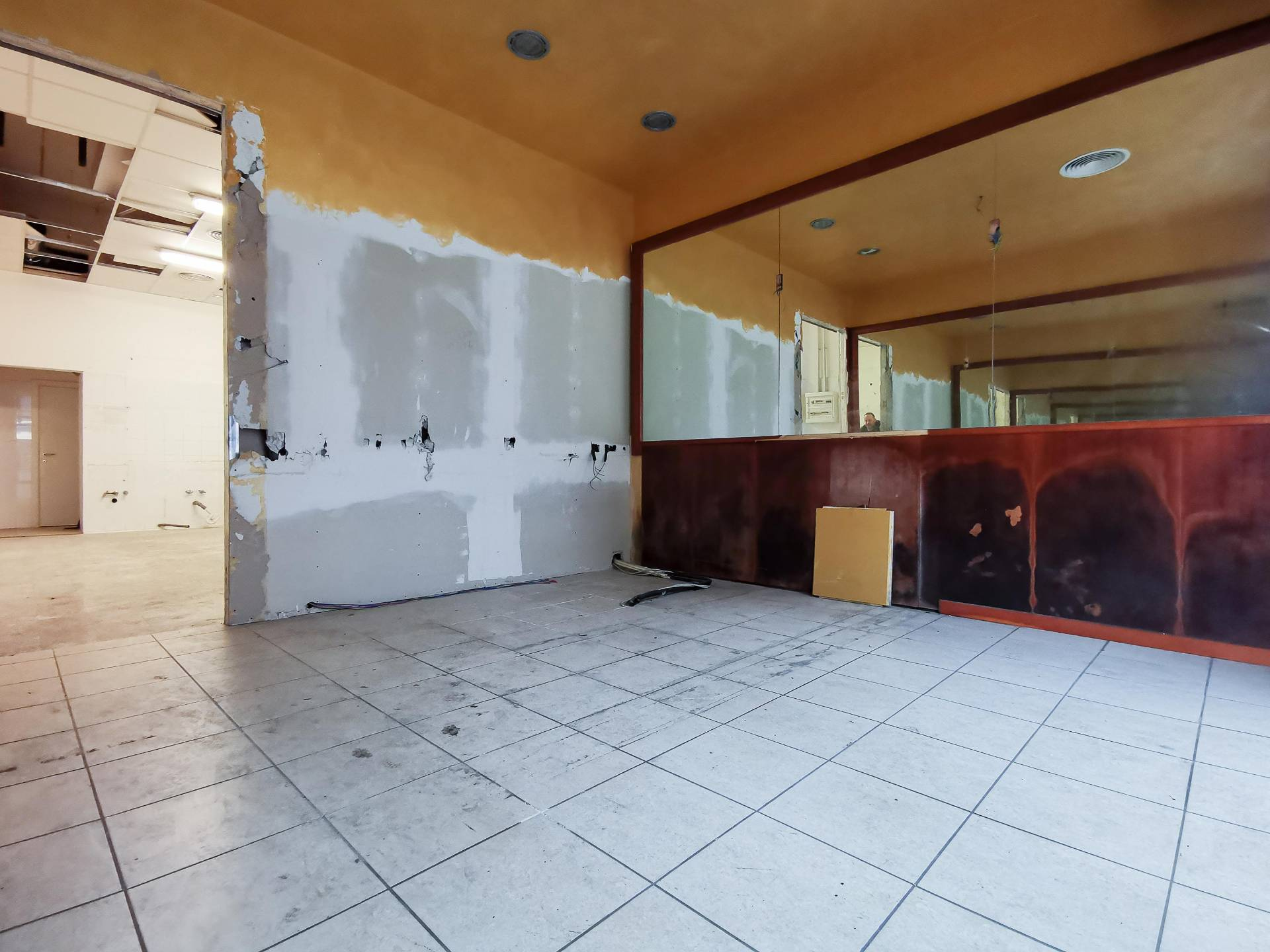 Locale commerciale in vendita a Amandola, Centro