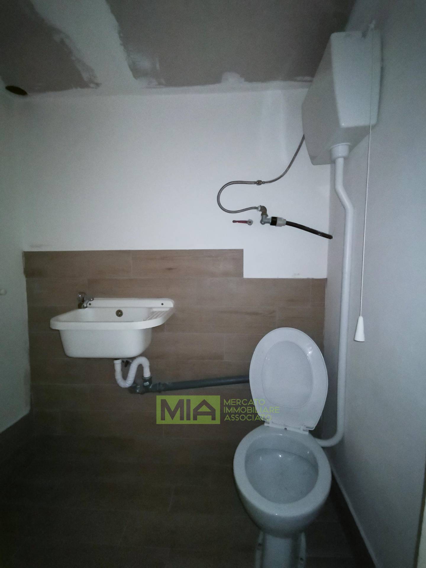 Locale commerciale in affitto a Comunanza