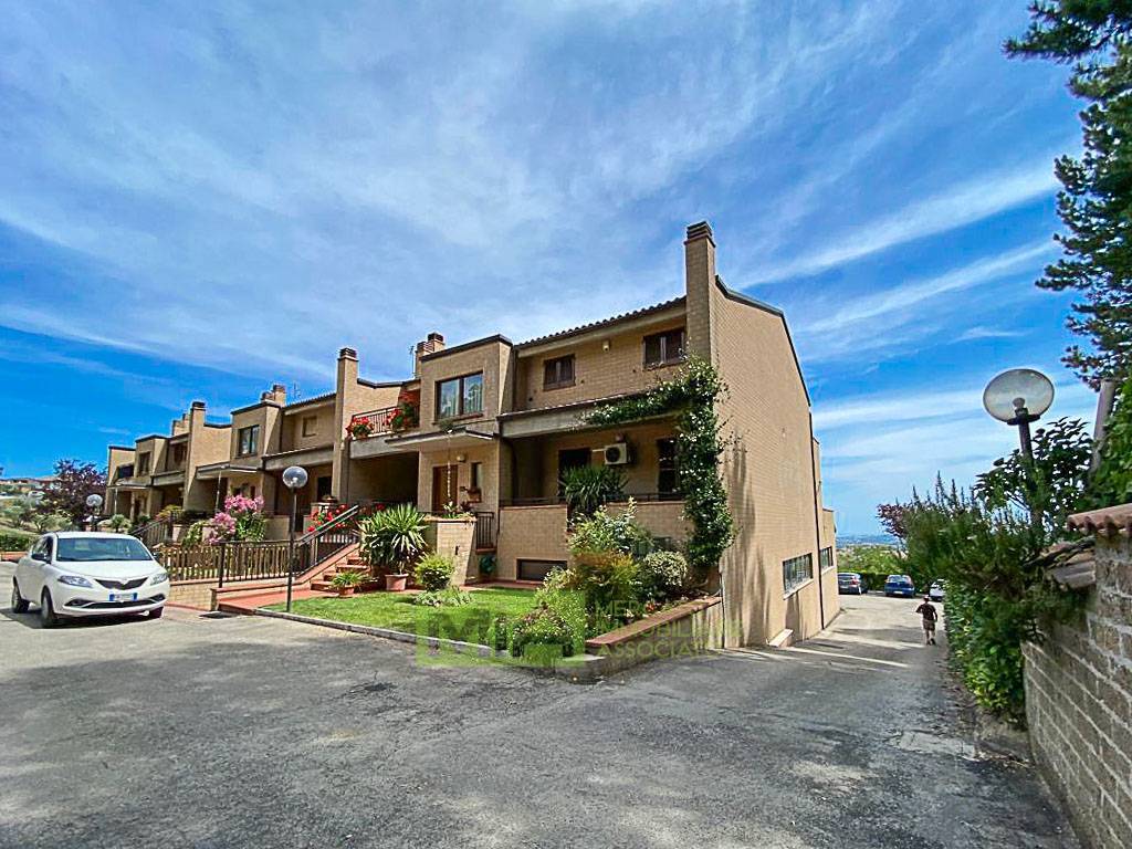 Villino a schiera in vendita a Santa Vittoria in Matenano, Campagna