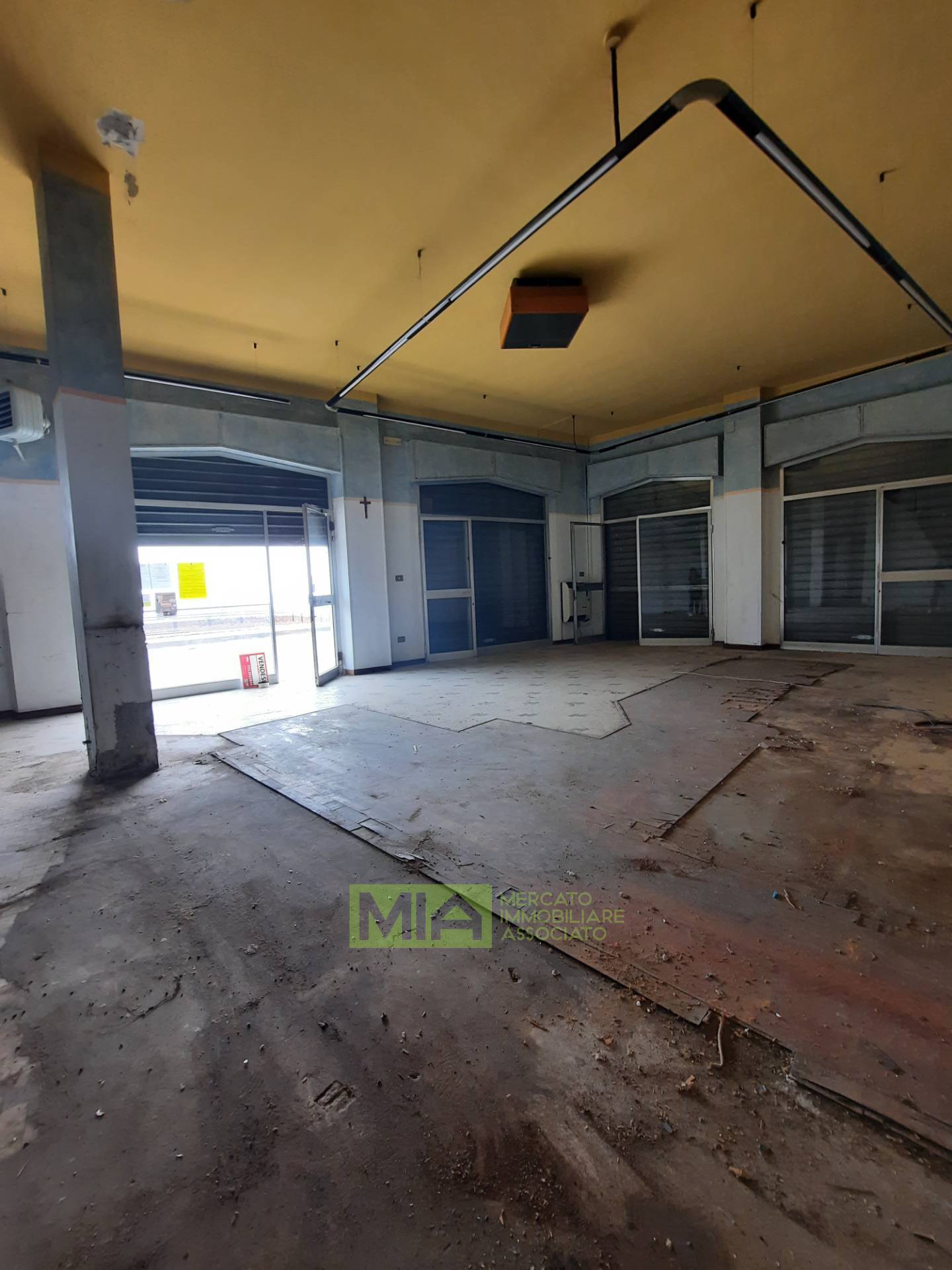 Locale commerciale in vendita a Acquaviva Picena