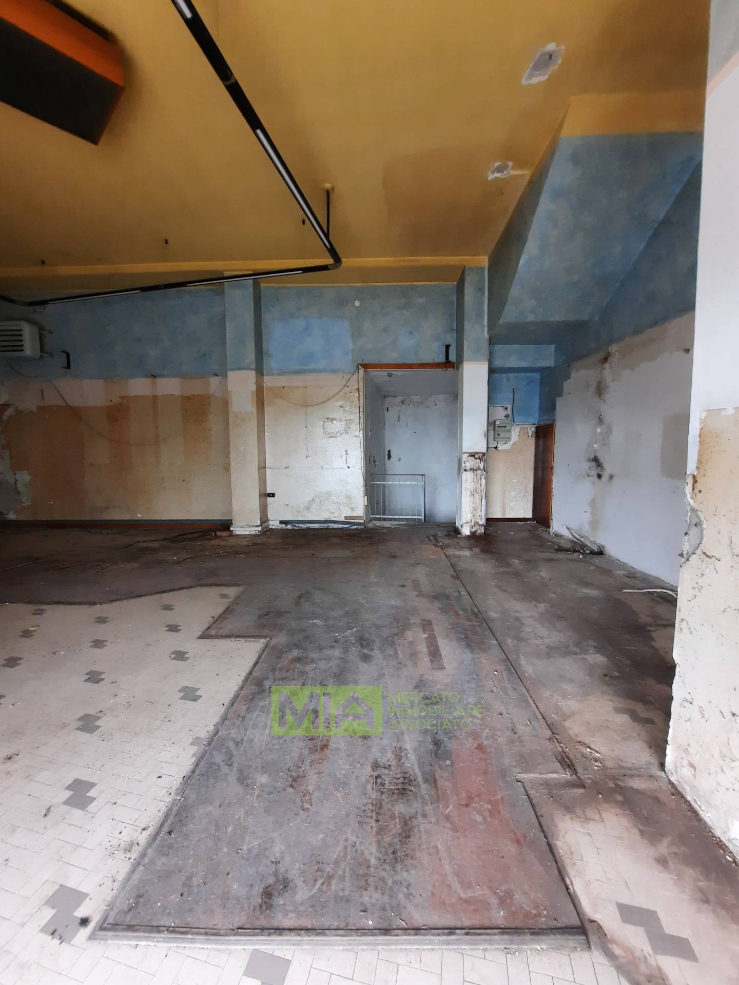 Locale commerciale in vendita a Acquaviva Picena