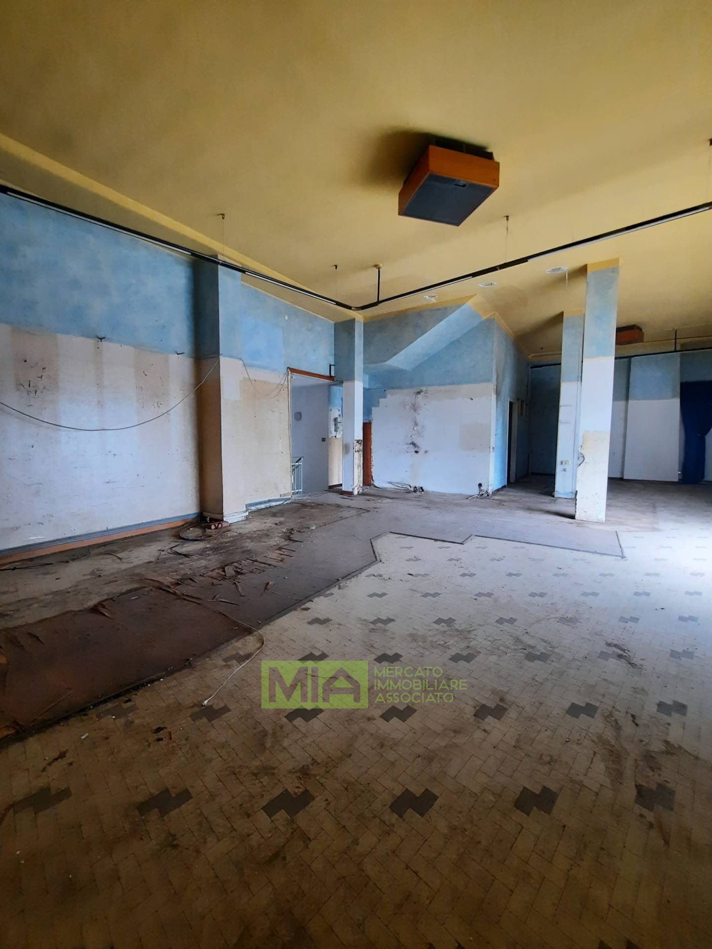 Locale commerciale in vendita a Acquaviva Picena