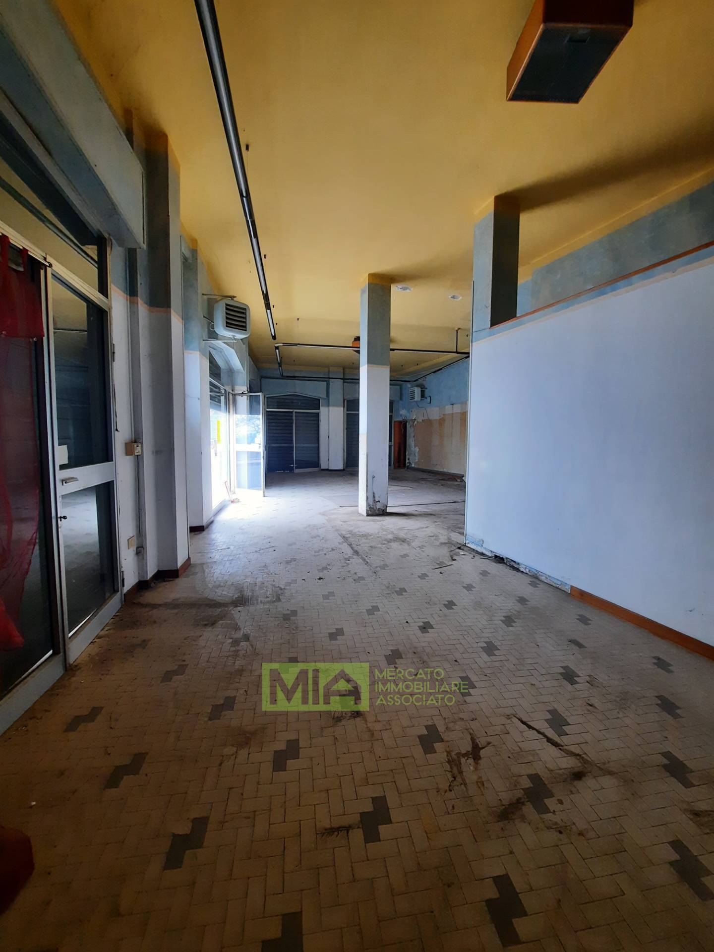 Locale commerciale in vendita a Acquaviva Picena