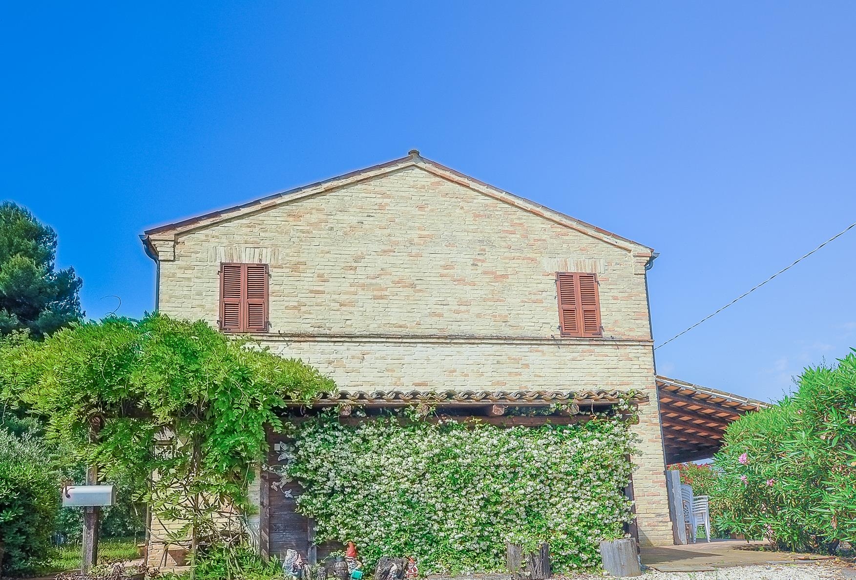 Casa colonica in vendita a Altidona, Campagna