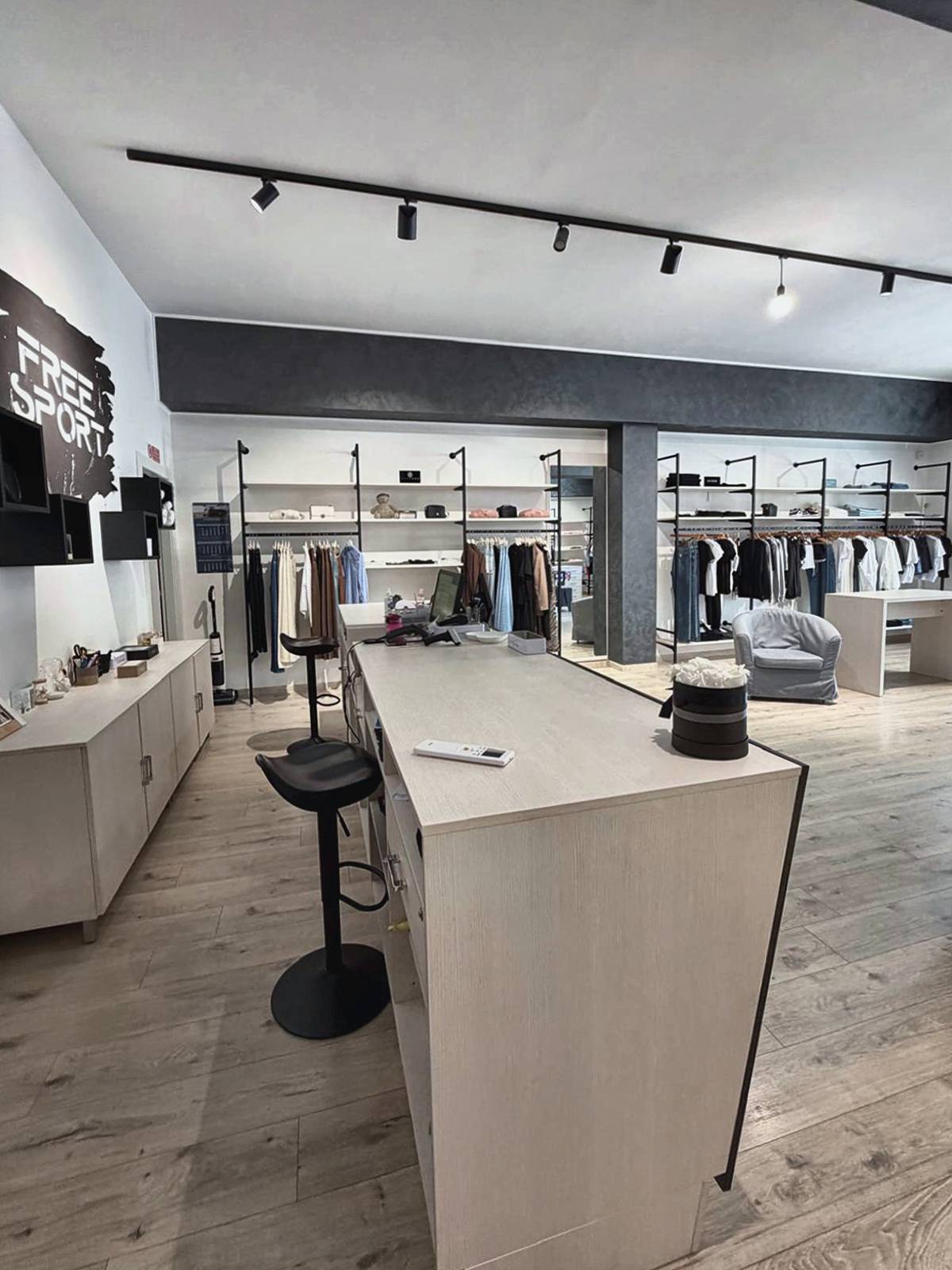 Licenza Commerciale Abbigliamento in vendita a Comunanza