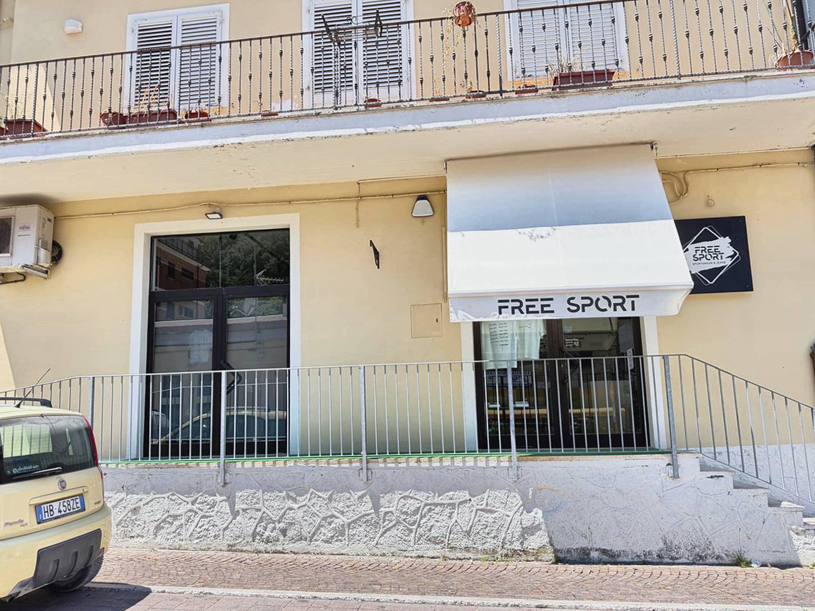 Licenza Commerciale Abbigliamento in vendita a Comunanza