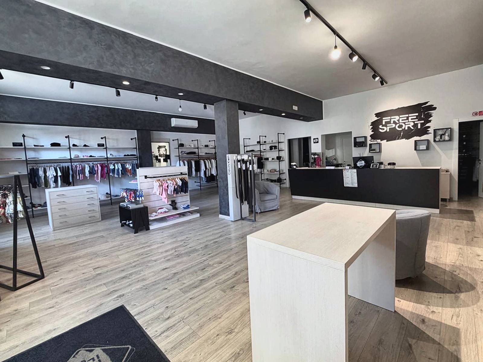 Licenza Commerciale Abbigliamento in vendita a Comunanza