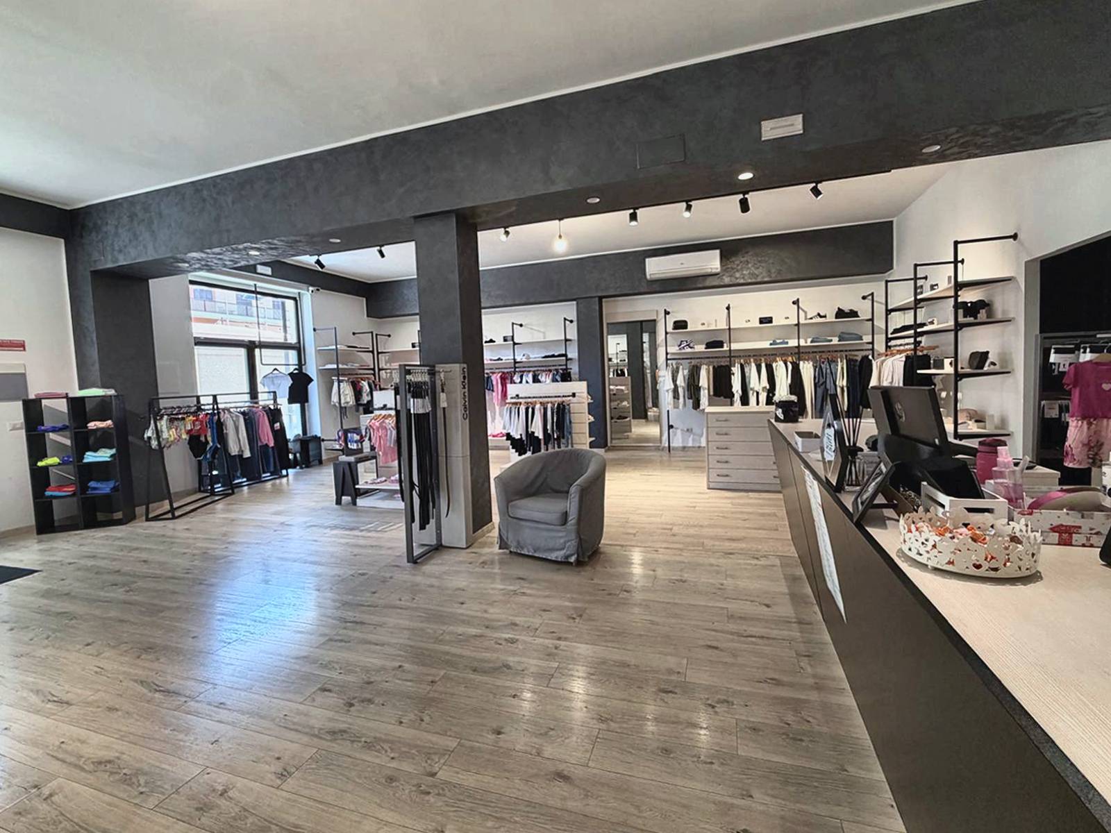 Licenza Commerciale Abbigliamento in vendita a Comunanza