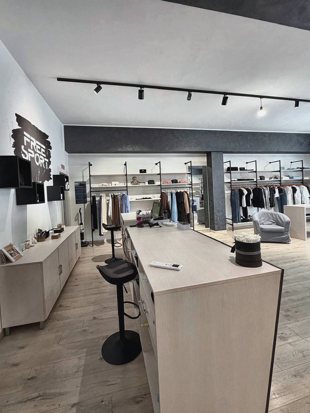 Licenza Commerciale Abbigliamento in vendita a Comunanza