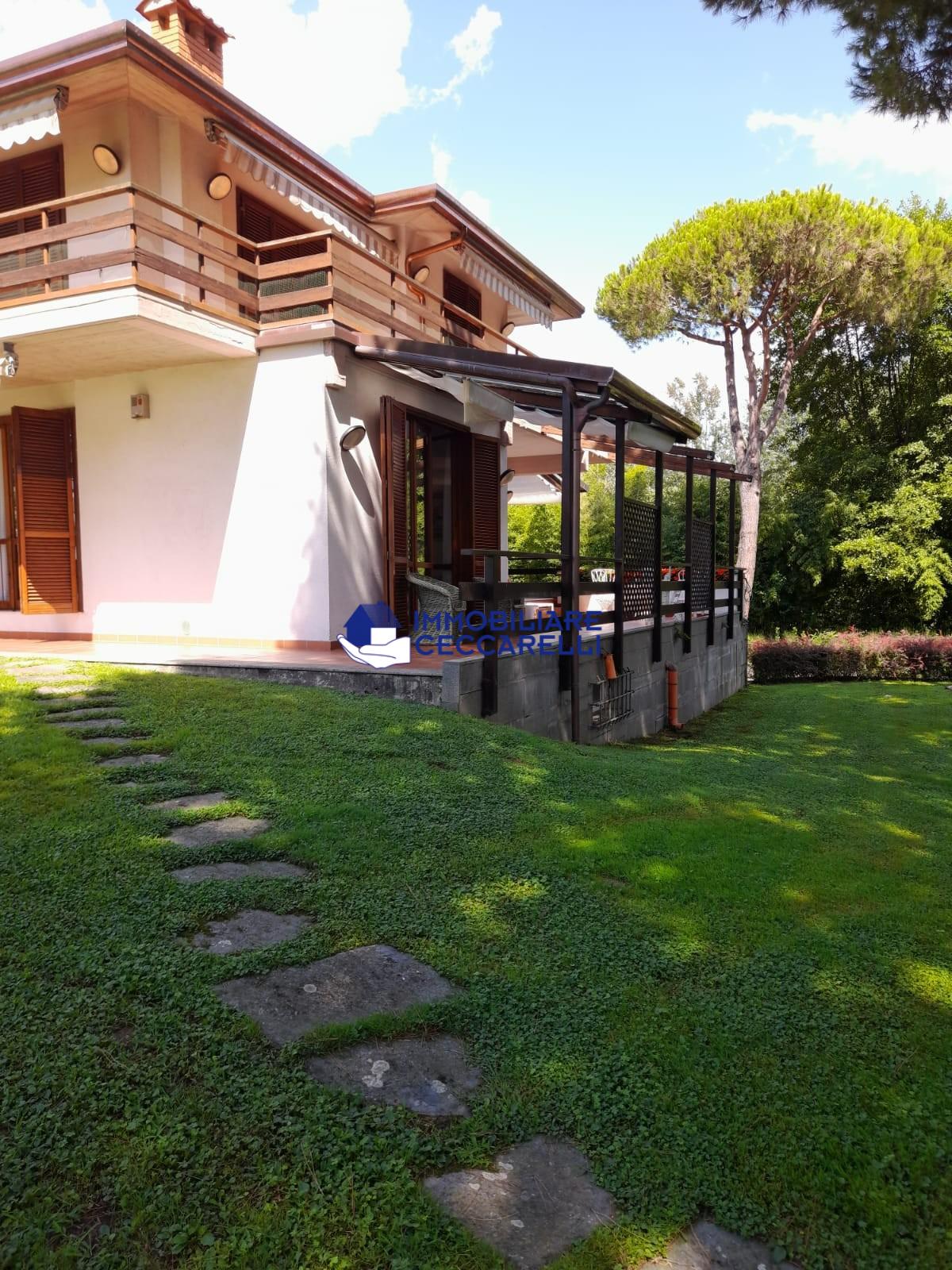 Villa con giardino, Massa ronchi