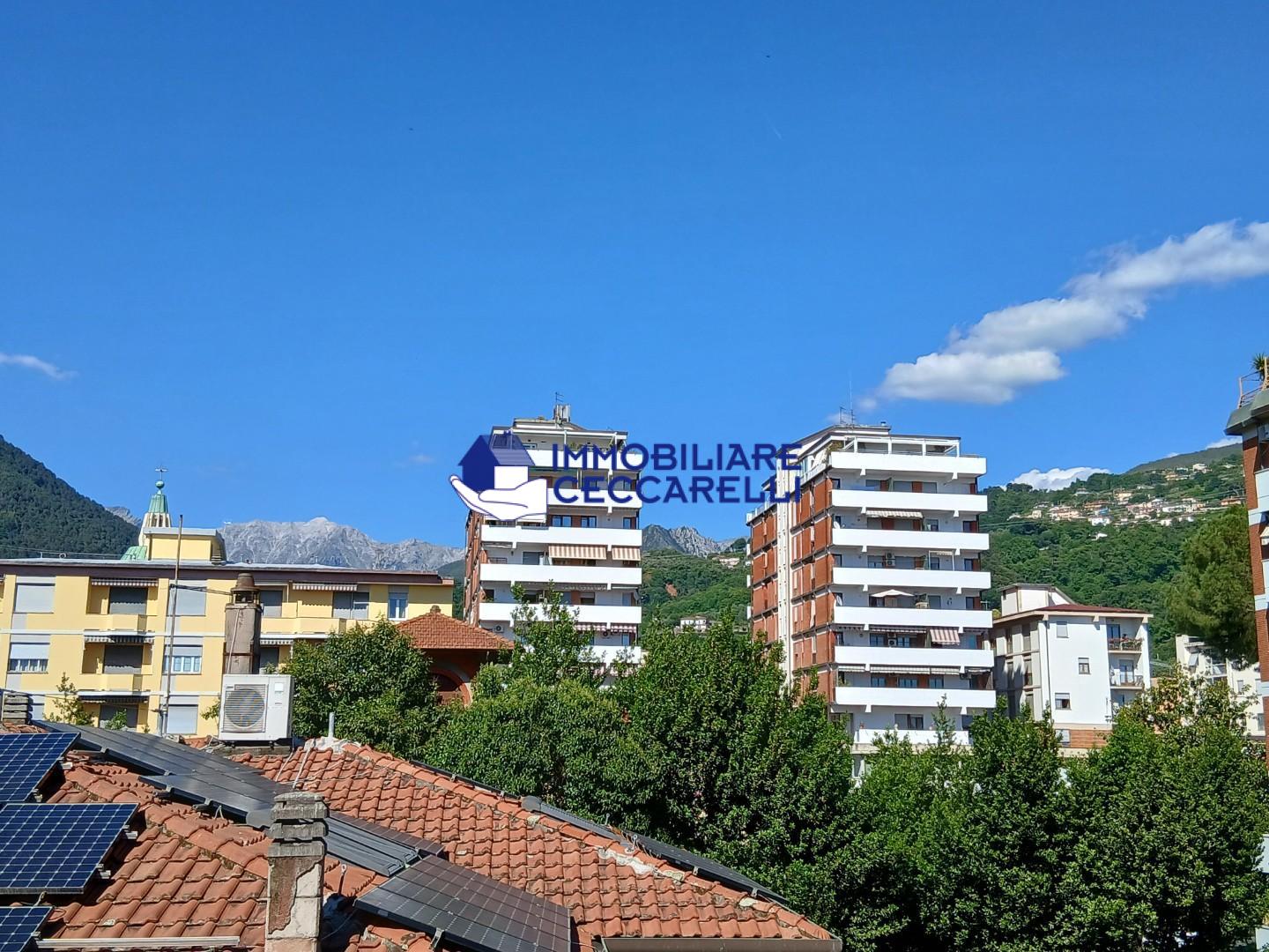 Appartamento con terrazzi, Massa centro