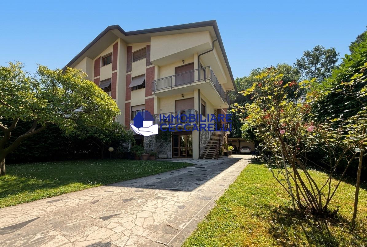 Villa Bifamiliare con giardino, Massa ronchi