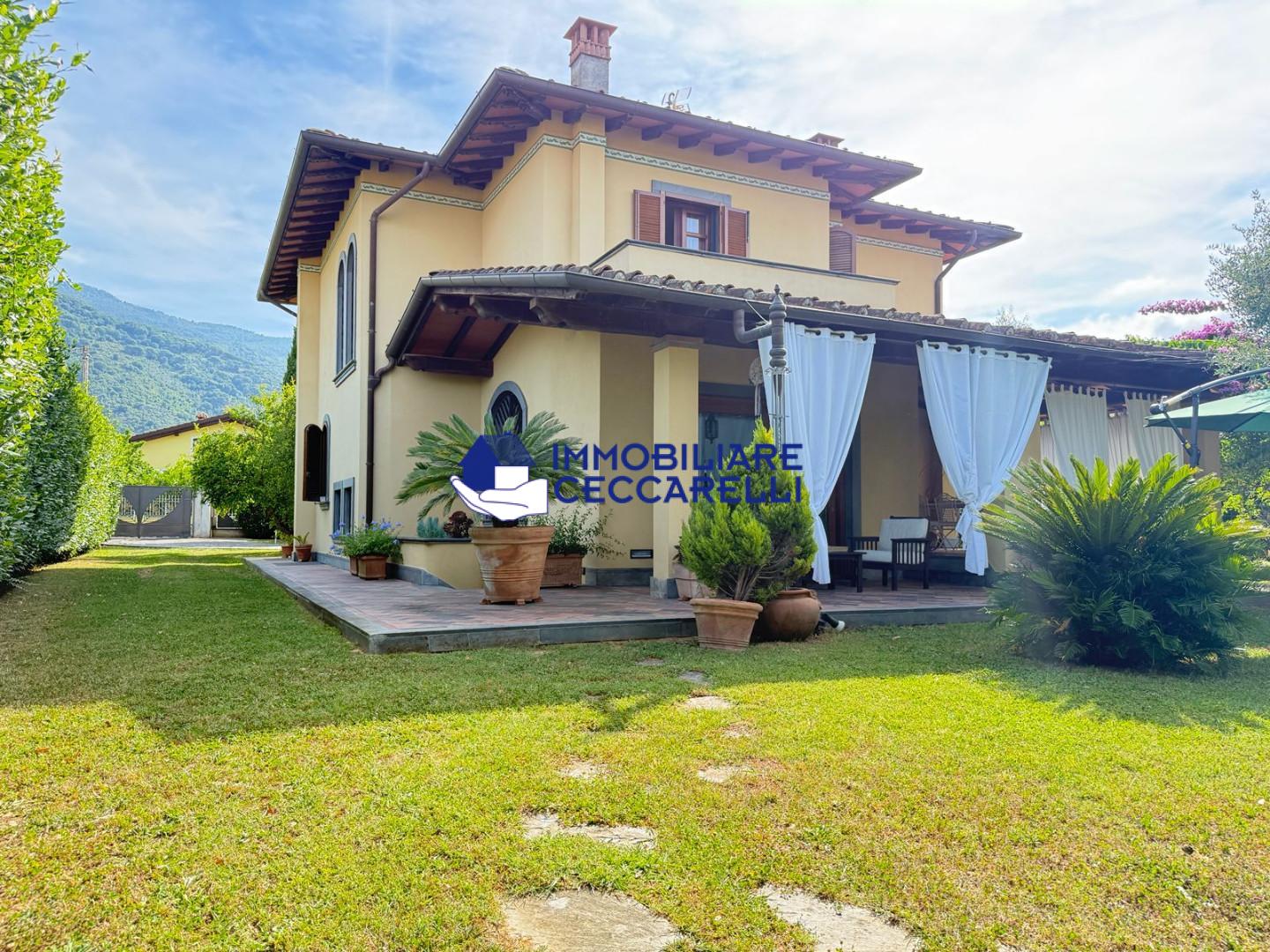 Villa con giardino, Massa mirteto