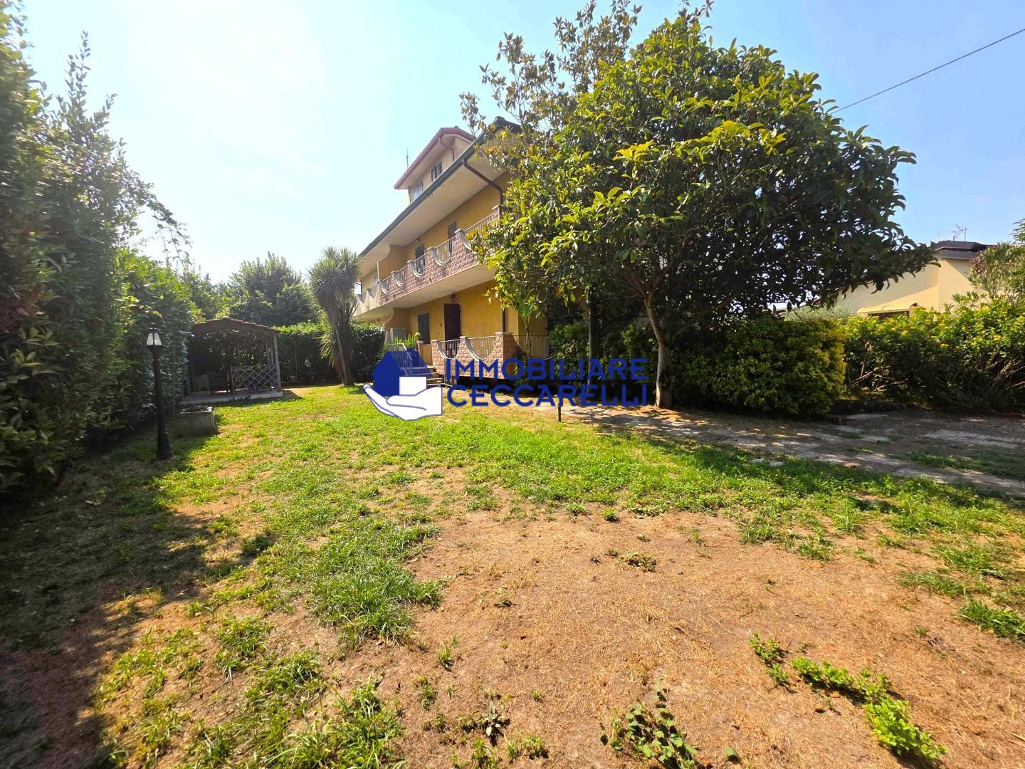 Villa Quadrifamiliari con giardino, Montignoso cinquale