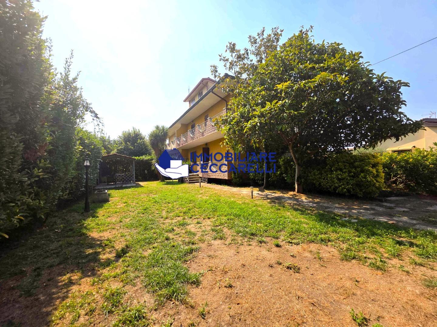 Villa Quadrifamiliari con giardino, Montignoso cinquale