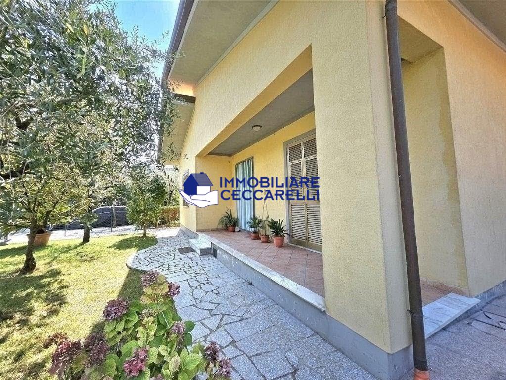 Casa indipendente con giardino, Massa marina di