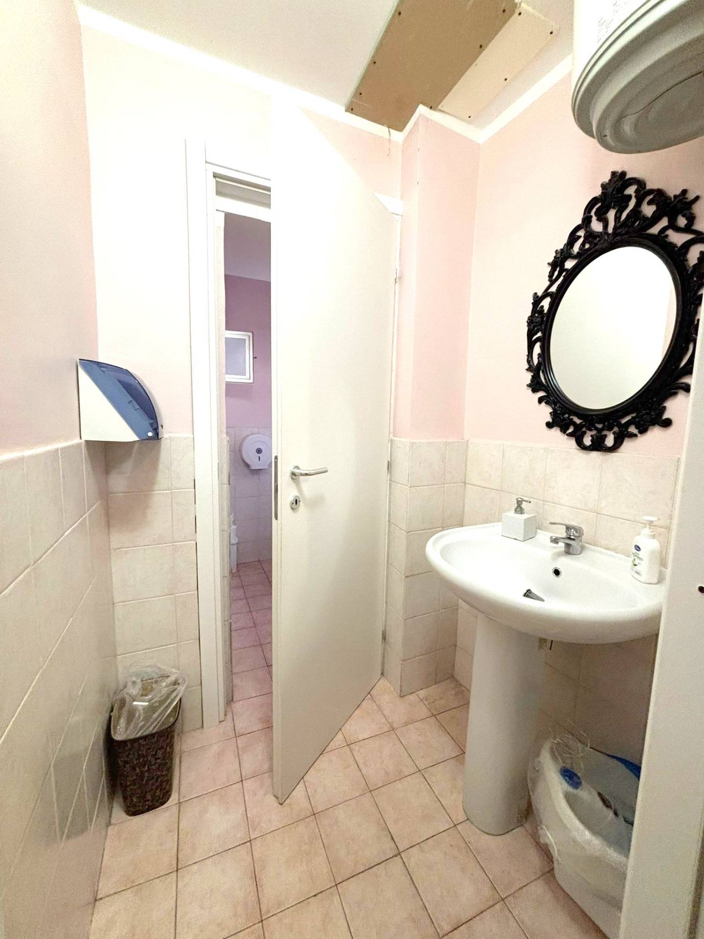 Locale commerciale in affitto a Genova