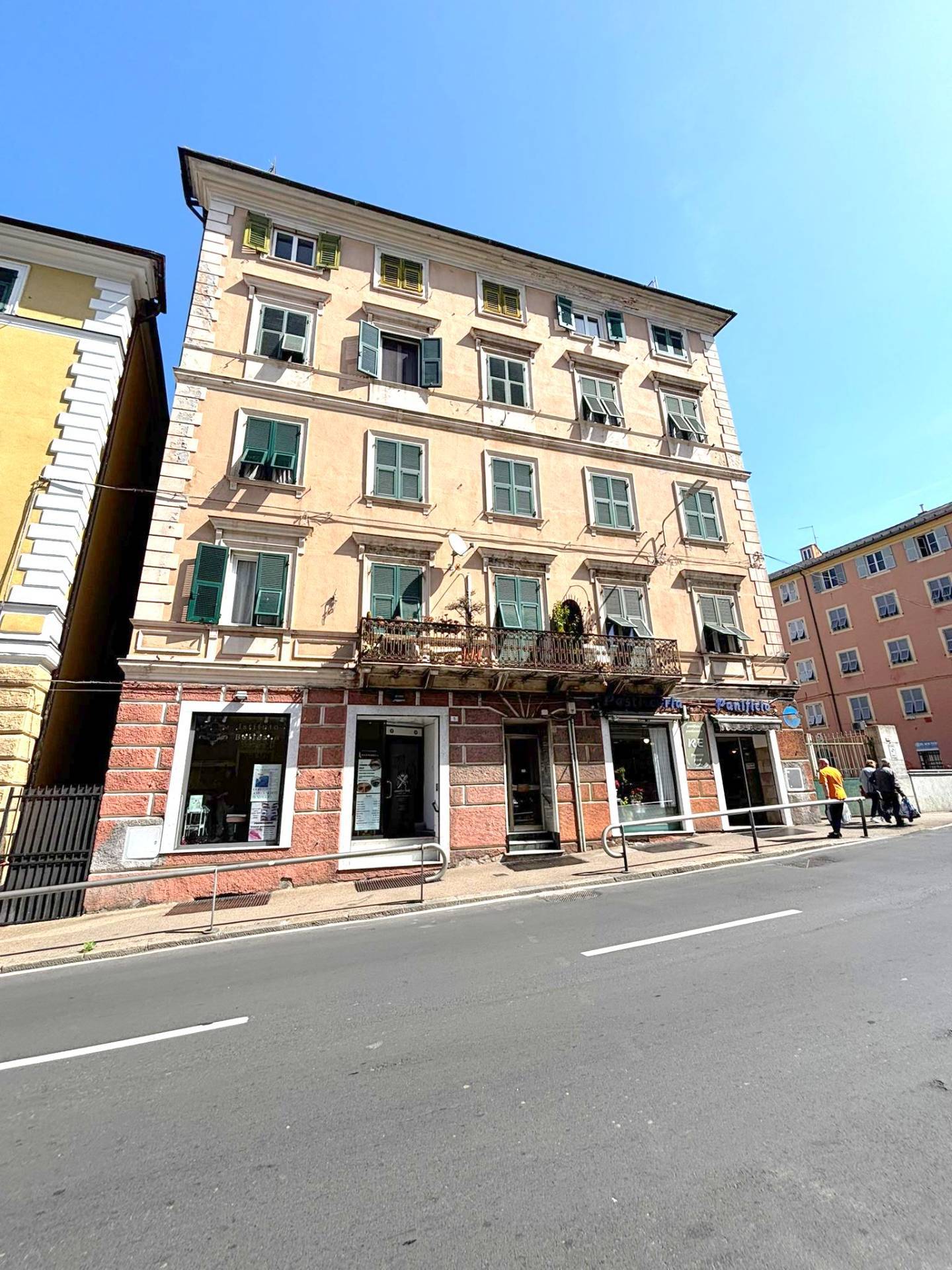 Locale commerciale in affitto a Genova