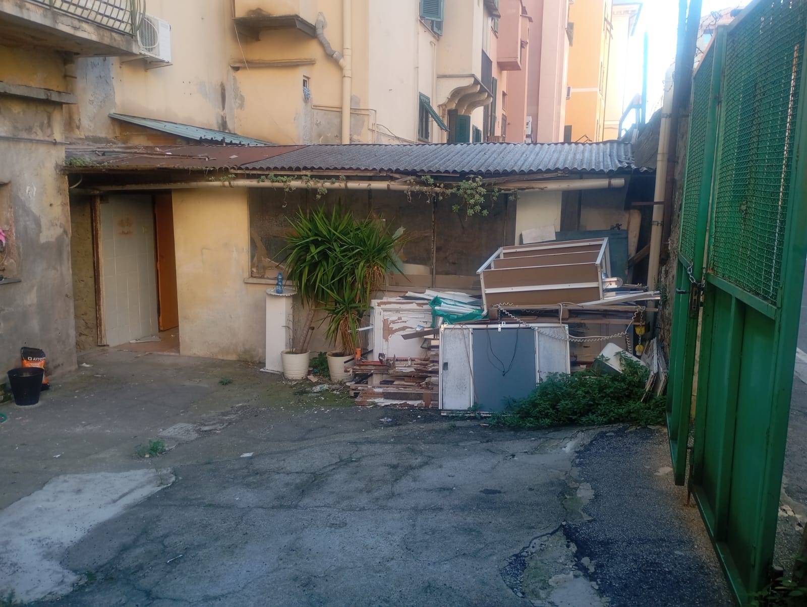 Locale commerciale in affitto a Genova, Sestri Ponente