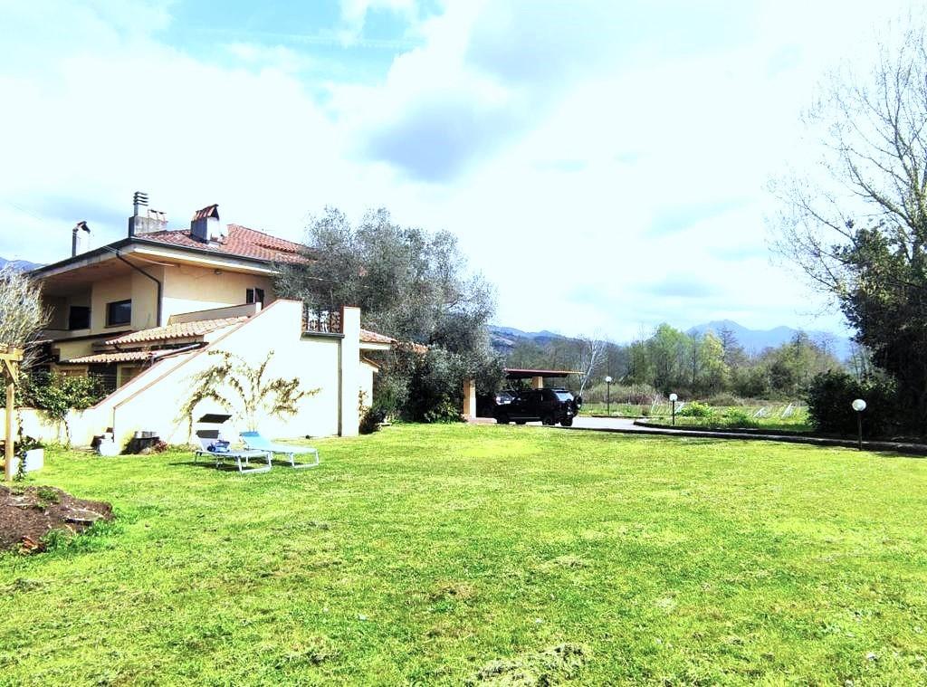 Villa Trifamiliari con giardino, Montignoso cinquale