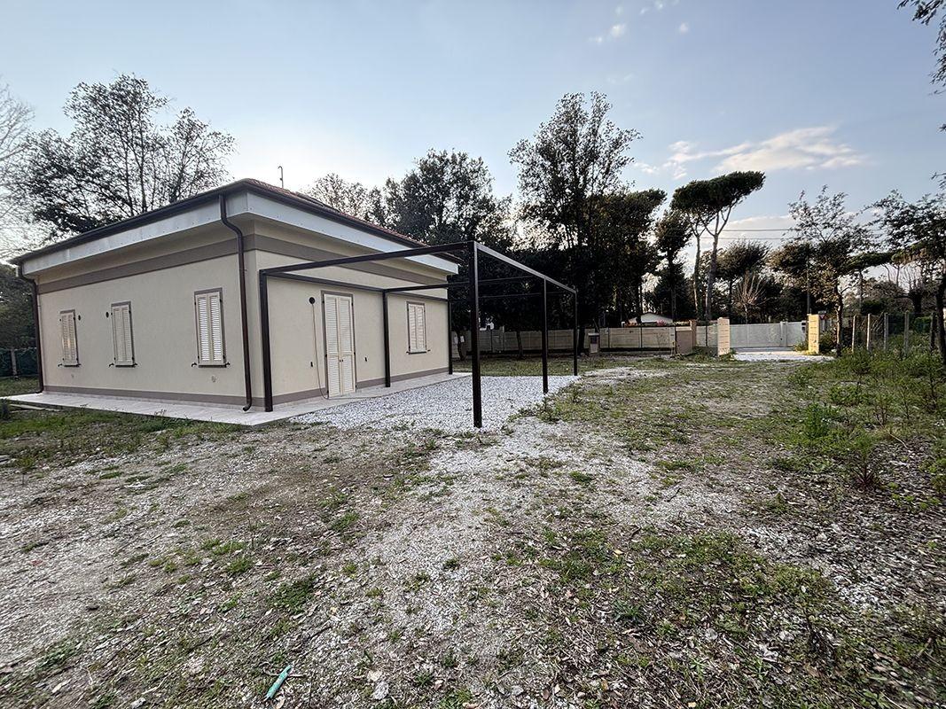 Casa indipendente con giardino, Massa ronchi