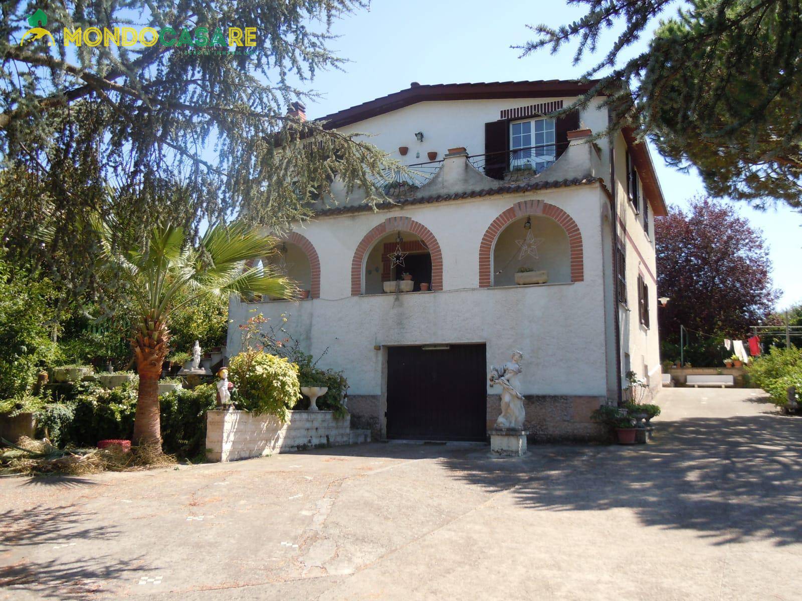 Villa con terrazzo a Palombara Sabina