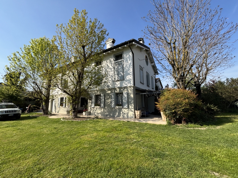 Villa con giardino a Soliera