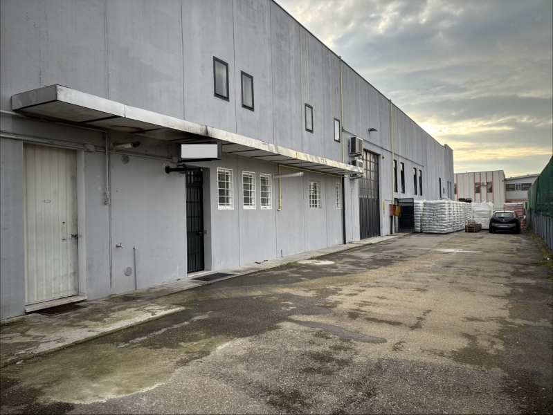 Capannone con giardino a Formigine