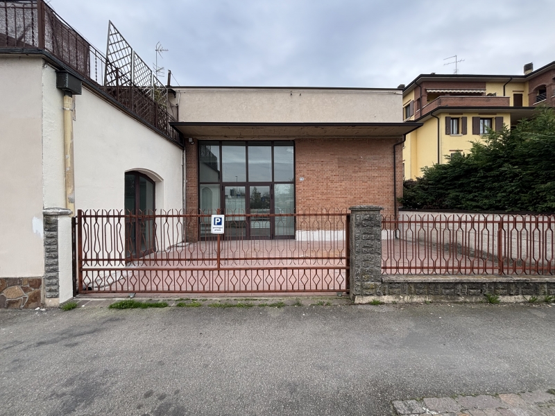 Capannone con giardino a Soliera