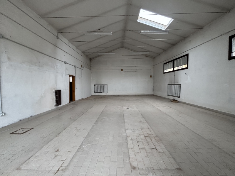 Capannone con giardino a Soliera