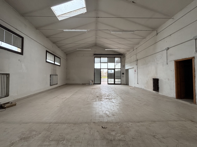 Capannone con giardino a Soliera