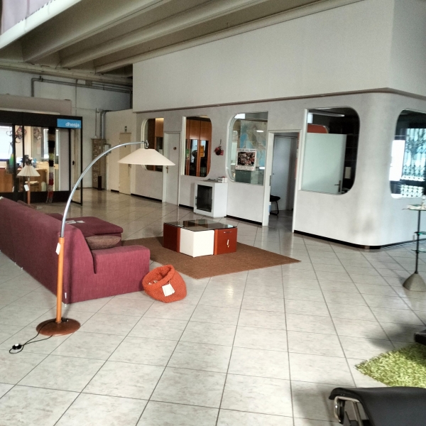 Capannone con giardino a Rolo