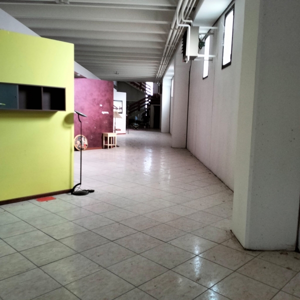 Capannone con giardino a Rolo