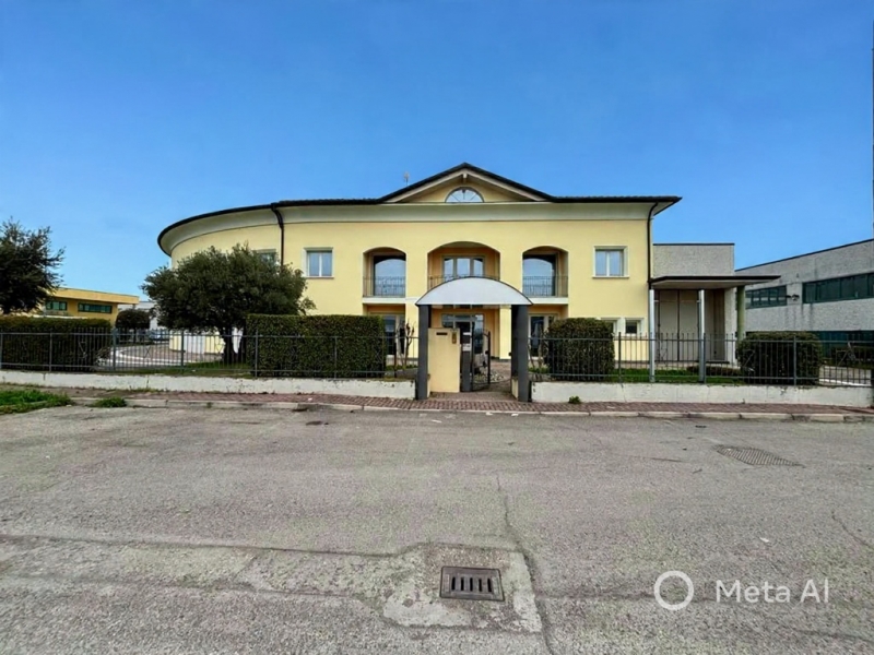 Capannone con giardino a Carpi