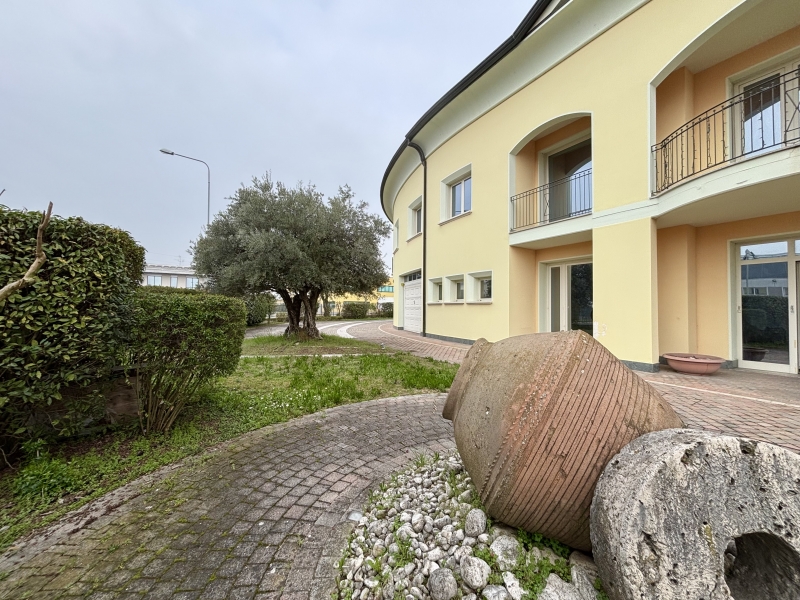 Capannone con giardino a Carpi