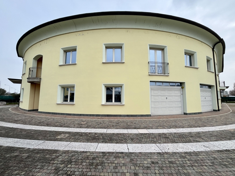 Capannone con giardino a Carpi