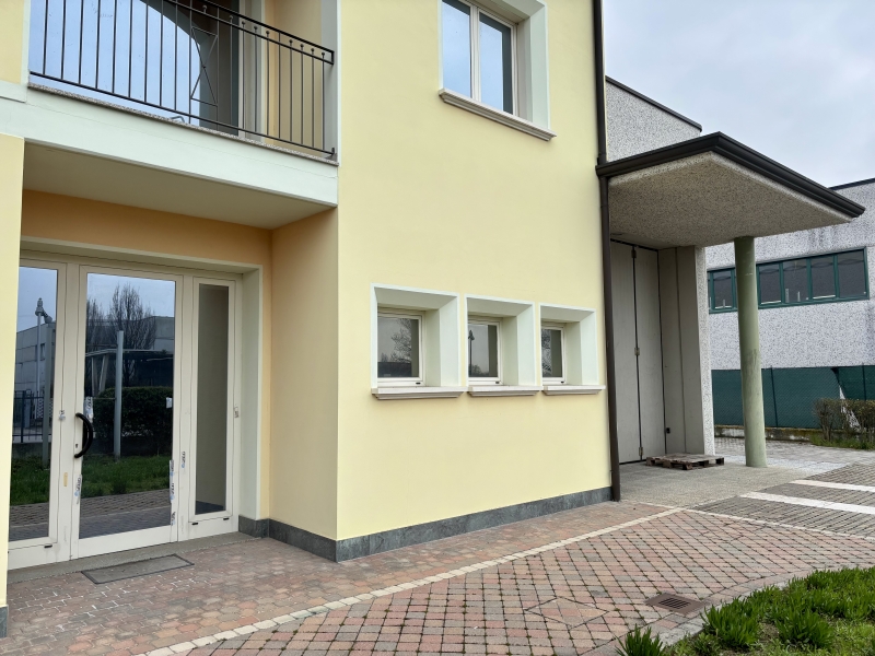 Capannone con giardino a Carpi