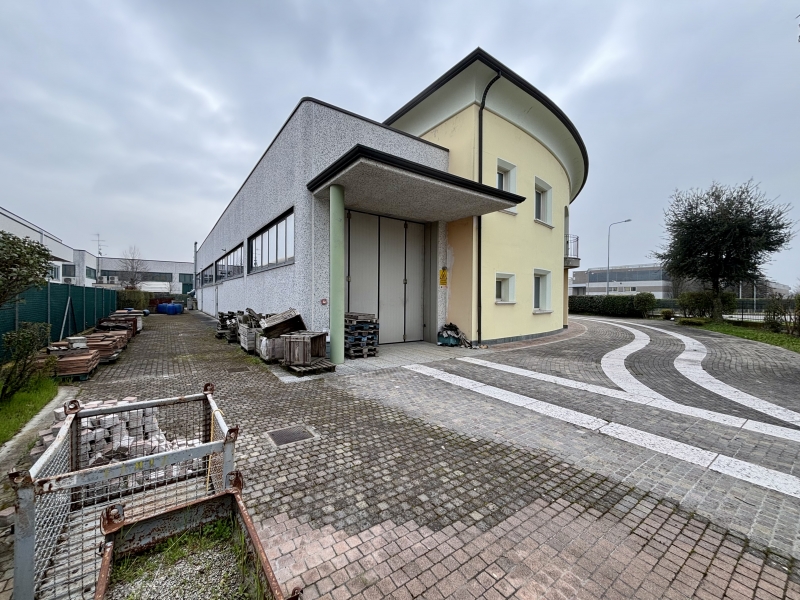 Capannone con giardino a Carpi