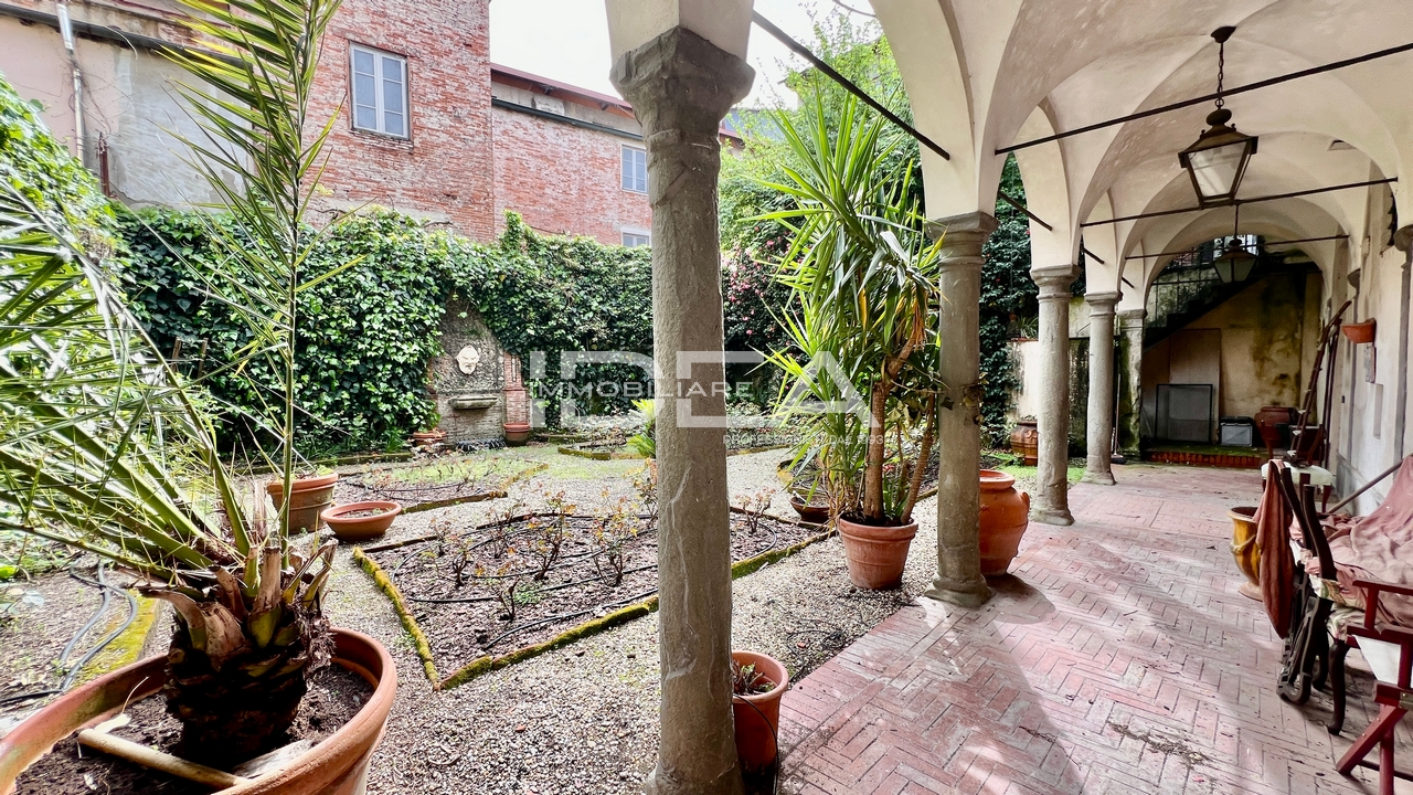 Appartamento con giardino in piazza magione, Lucca