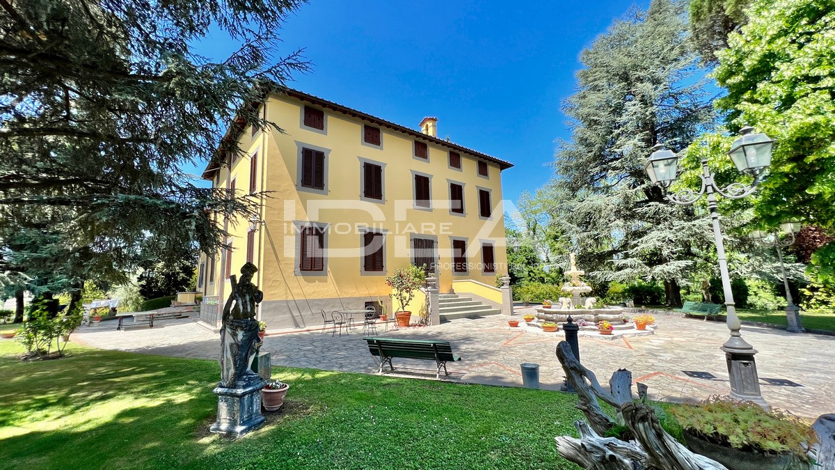 Villa con giardino in via di fregionaia, Lucca