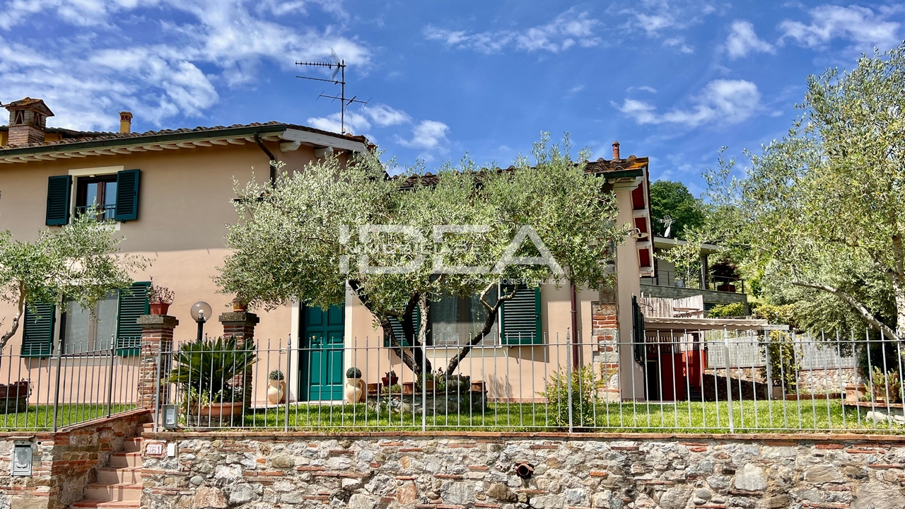 Villa con giardino in strada provinciale lucca-camaiore, Lucca
