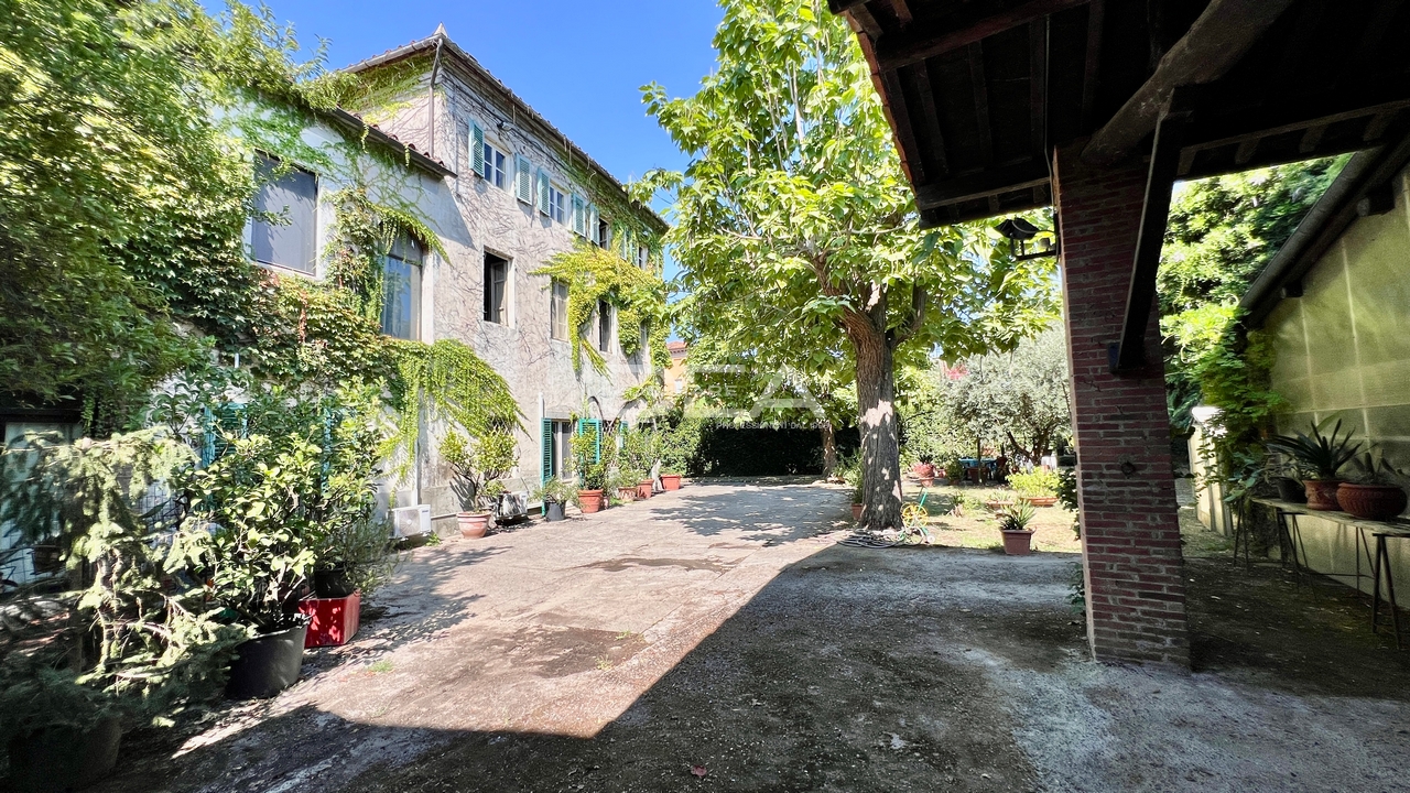 Rustico con giardino in via della chiesa, Capannori