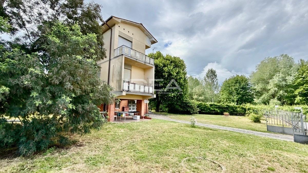 Villa con giardino in via dei martini di leggieri, Lucca
