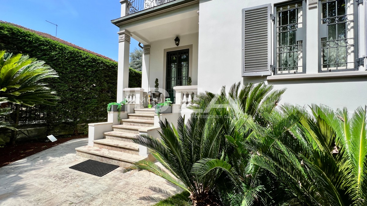 Villa con giardino in viale lazzaro papi, Lucca