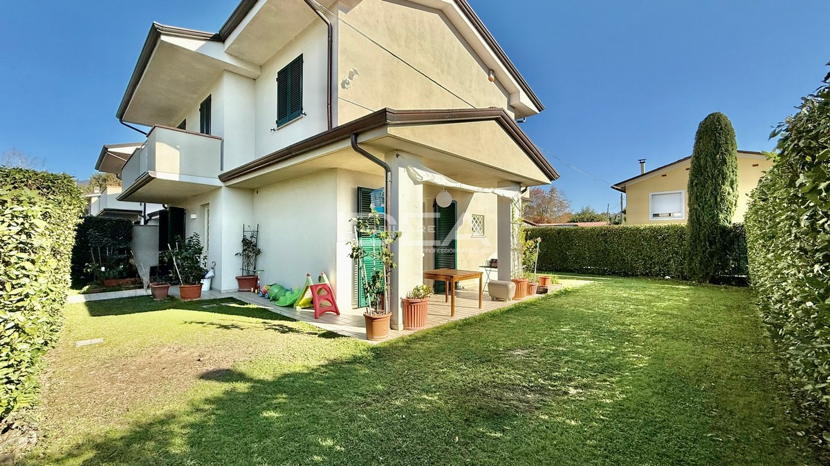 Villa con giardino in via delle pianacce, Capannori