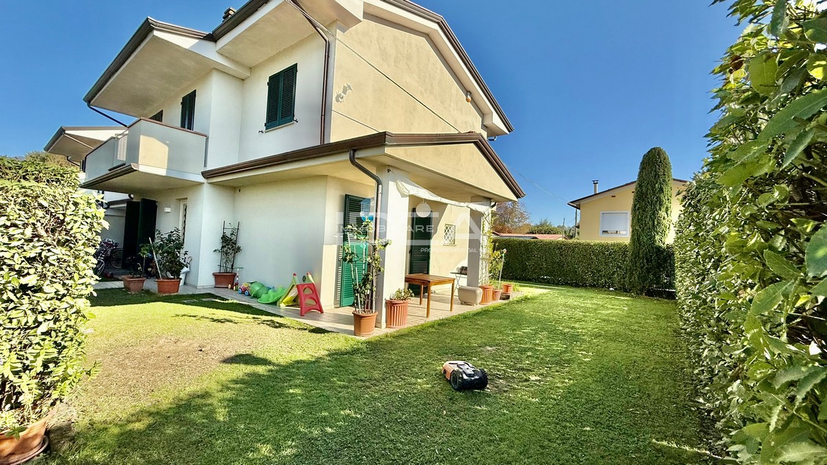 Villa con giardino in via delle pianacce, Capannori