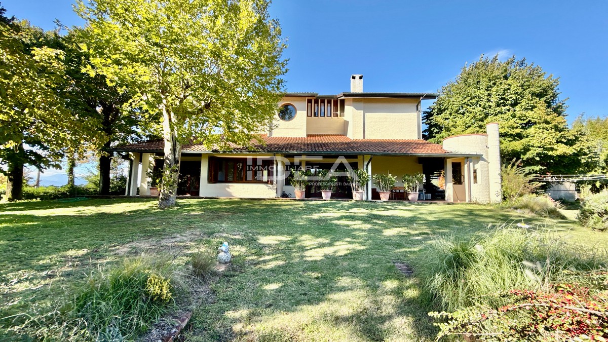 Villa con giardino in via corte mei, Capannori