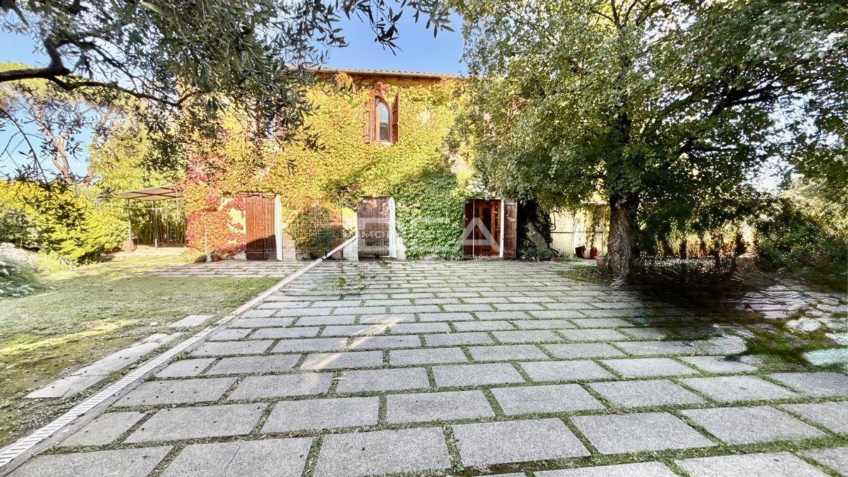 Villa con giardino in via corte mei, Capannori