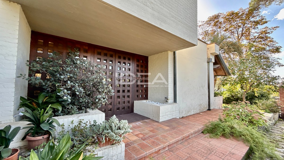 Villa con giardino in via corte mei, Capannori