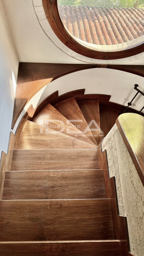 Villa con giardino in via corte mei, Capannori